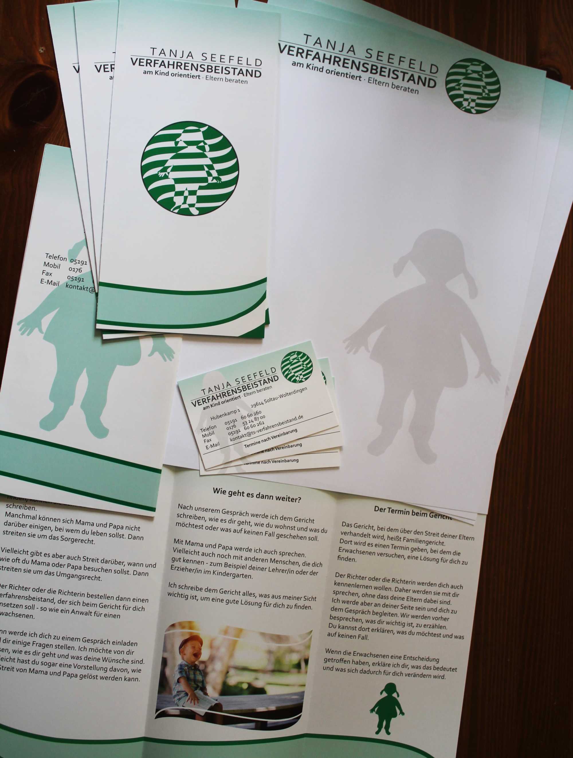 EIne einheitliche gestaltete Produktlinie mit Briefpapier, Visitenkarten, Flyer, Stempel und Büroschild